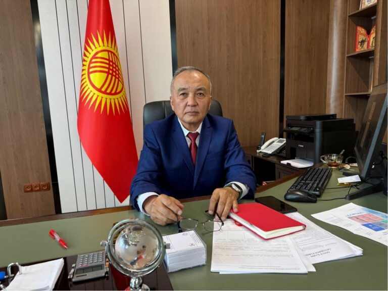 Президент НАН КР Дженбаев Б. М. в рабочем кабинете