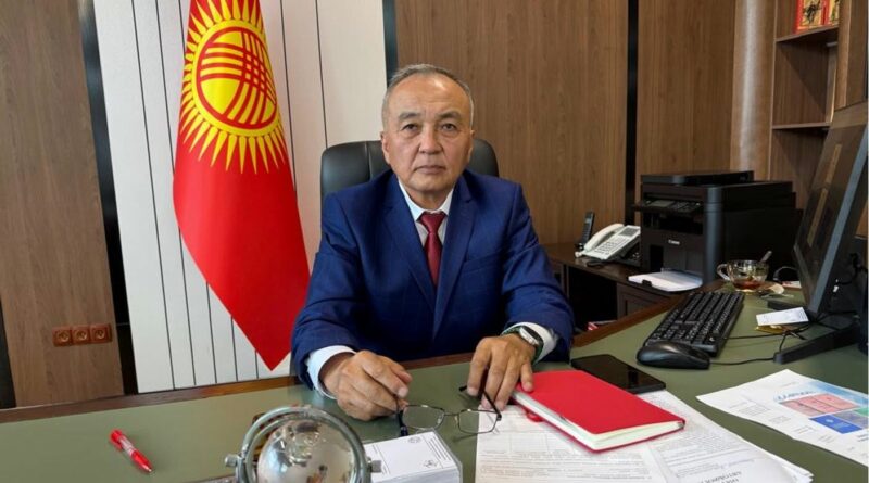 Президент НАН КР Дженбаев Б. М. в рабочем кабинете